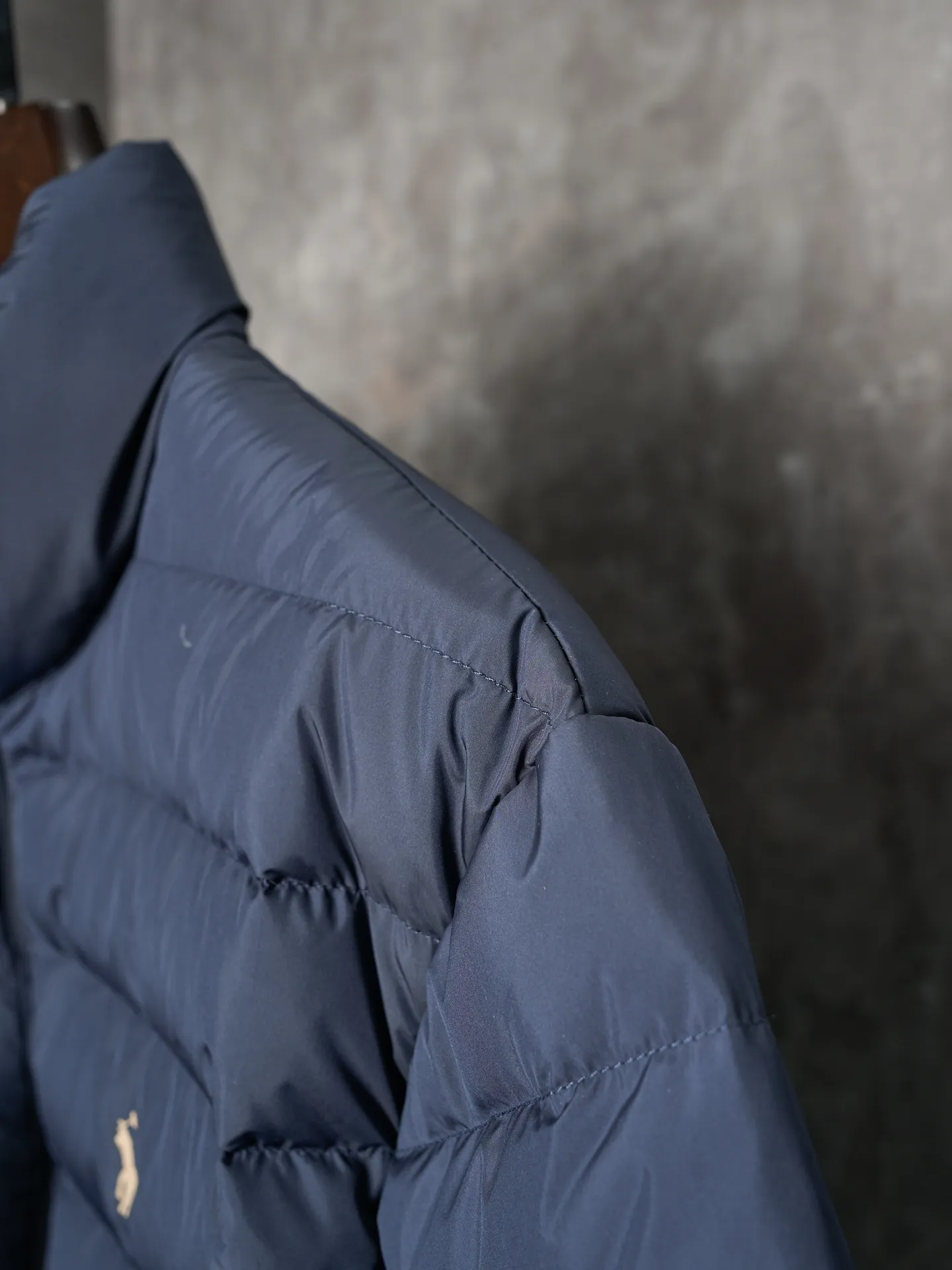 P900 Actual hanging auction】Ralph Lauren/Ralph Lauren pony logo embroidered ribs lightweight down jacket [Ready stock] S M L XL high-quality filling: 90 white duck down is selected, weighing 260g, ensuring excellent thermal insulation performance. After strict screening and processing, the velvet is not easy to drill, ensuring durability. The nylon fabric has good windproof and waterproof properties, which can effectively block the intrusion of wind and rain from the outside. It keeps the interior dry and is suitable for wearing in humid or rainy environments.  The red label on the chest is made with an imported MECLO embroidery machine. The original pattern is scanned first, and then high-quality silk thread is used to make a pattern. The density effect is adjusted by continuous pattern making.  Exquisite details: the zipper design is simple and elegant, easy to operate; the closing design of the cuffs and hem effectively prevents the intrusion of cold wind, improving the warmth and comfort of wearing.  All the hangtags, wash marks, air holes, and four-button buttons are all custom-made using original one-to-one molds.